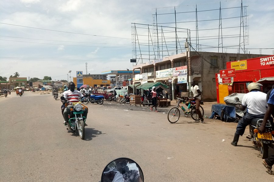 Konur handteknar fyrir að kyssast