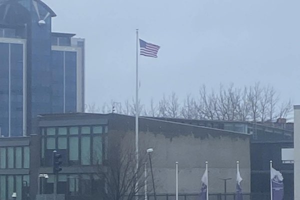 „Að sjá bandaríska fánann flökta í grámyglunni í dag fyllir mann stingandi óþægindum“