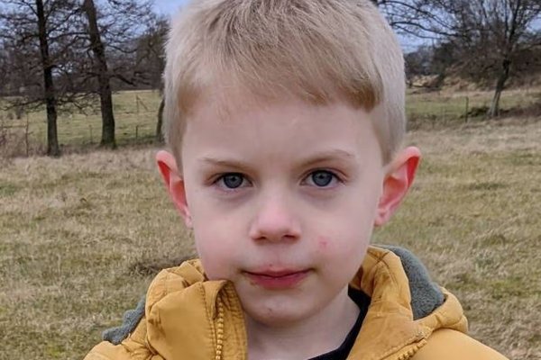 Fundu málverk af syni sínum á „draugalegu“ gistiheimili