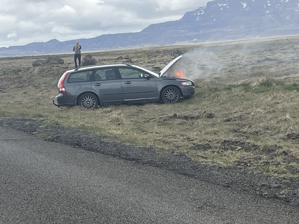 Bíll brennur á Nesjavallavegi