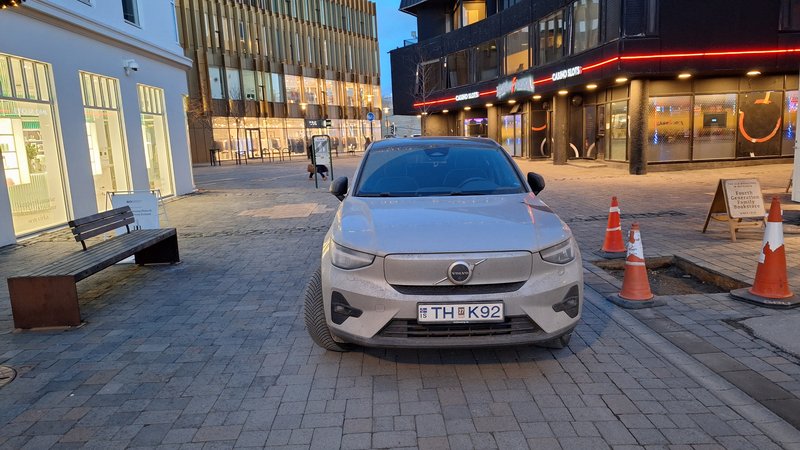 Bíll í göngugötu