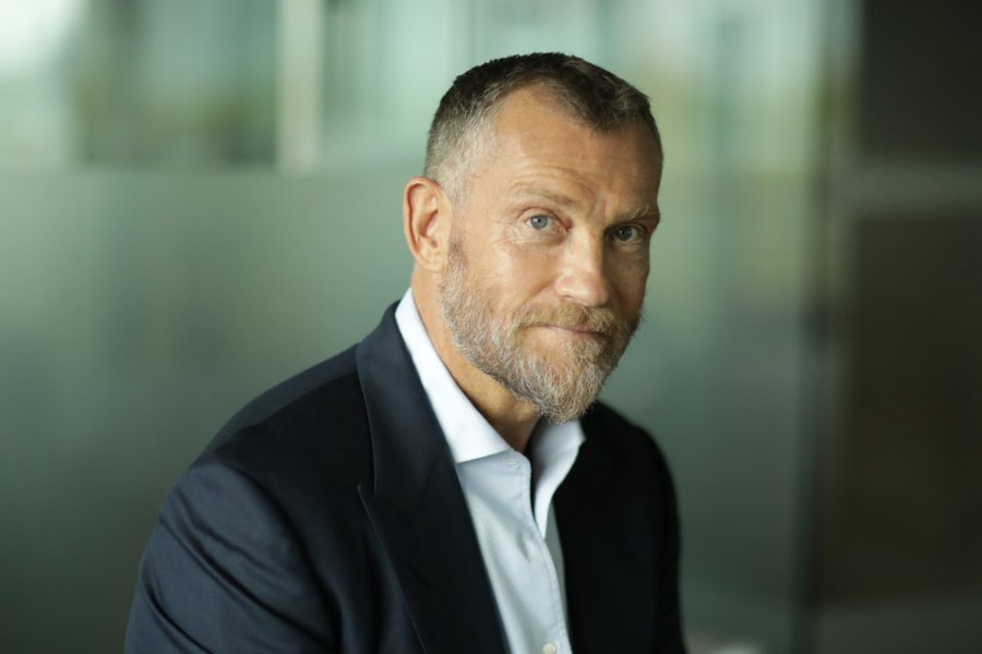 Björgólfi stefnt fyrir njósnir