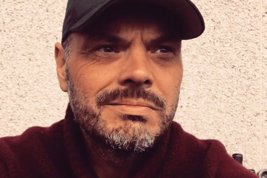 Bingi horfir í spegil