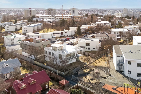 Selja einbýli með koníakstofu á þakinu
