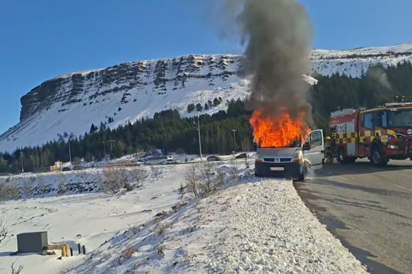 Sendiferðabíll brann við Úlfarsfell