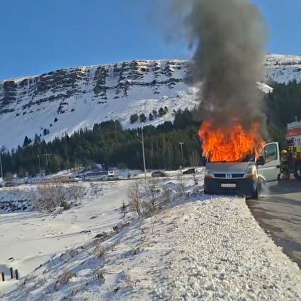 Sendiferðabíll brann við Úlfarsfell