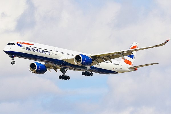 Flugmaður sá eitthvað á stærð við fjórar brauðristar á himni