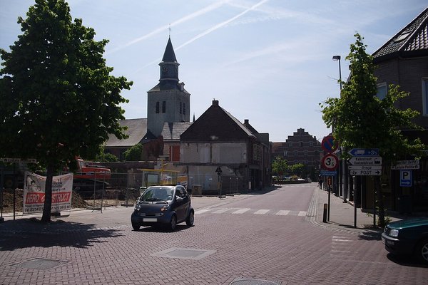 Nokkrir látnir eftir að lest klessti á skólarútu í Belgíu
