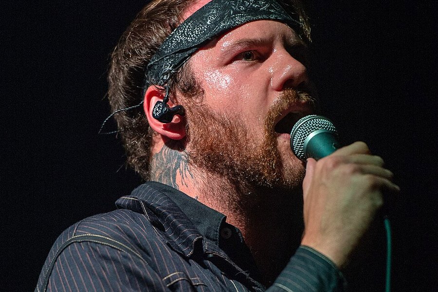 Caleb Shomo kemur út úr skápnum