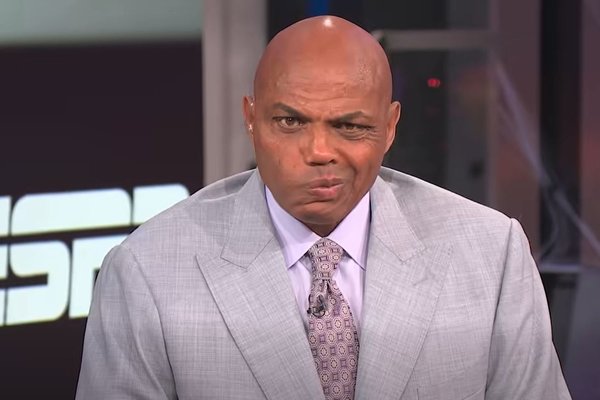 Charles Barkley beygði af þegar Ernie Johnson tilkynnti starfslok sín