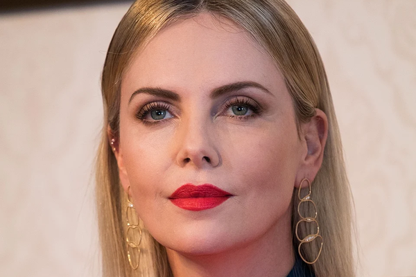 Móðir Charlize Theron drap föður hennar