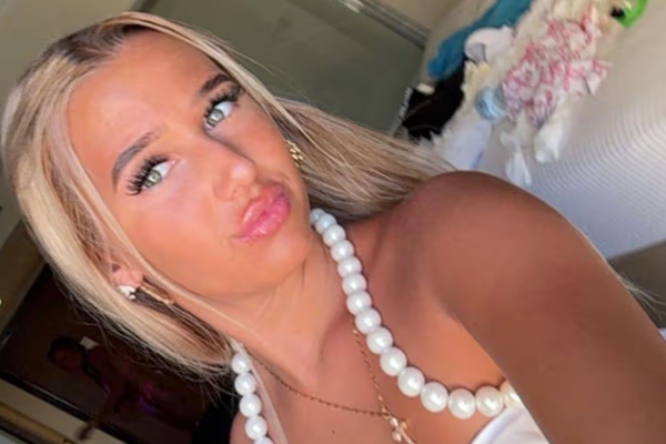 Tveir afar reyndu að bjarga lífi stúlku sem stungin var til bana