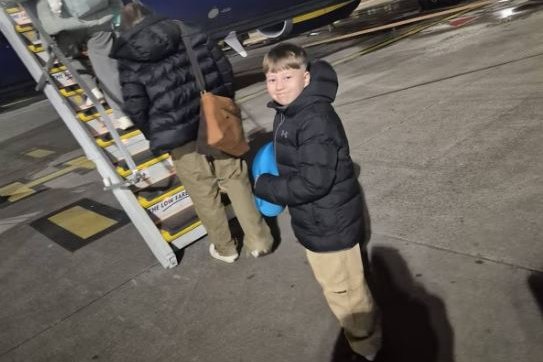 Níu ára drengur fastur erlendis eftir að honum var neitað um heimför til Bretlands