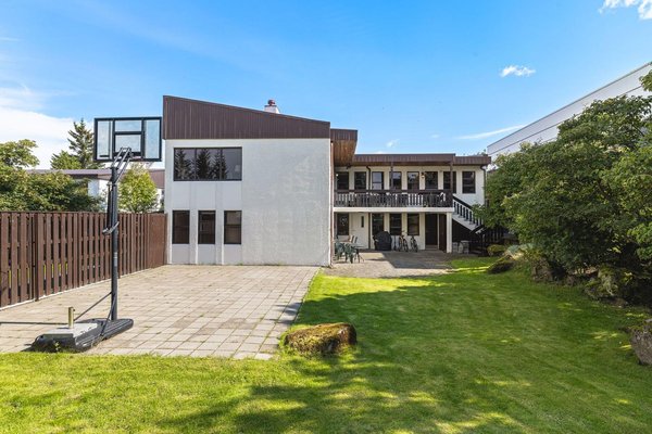 Landsliðsmaður í knattspyrnu selur í Árbænum