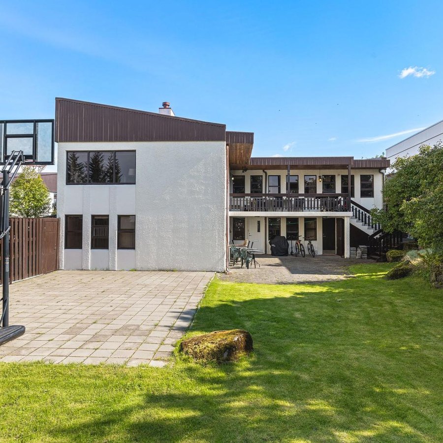 Landsliðsmaður í knattspyrnu selur í Árbænum