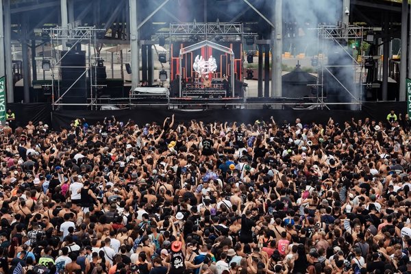 Einn látinn og margir slasaðir eftir tónlistarhátíð