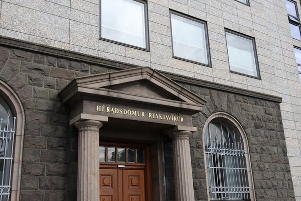 Faðir stefnir barnsmóður sinni