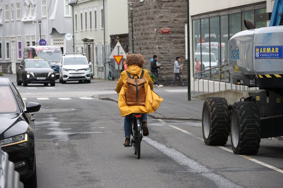 Hjólandi vegfarandi varð fyrir bíl