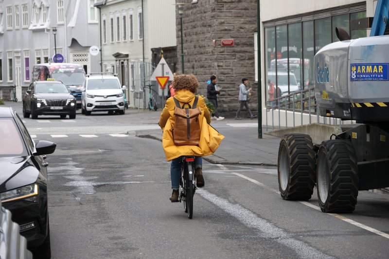 Kona á hjóli miðbær Reykjavík