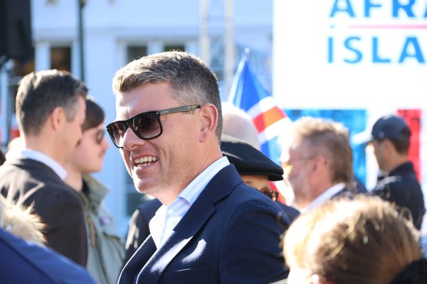 Stefán Einar kennir innflytjendum um en Frakkar segja annað