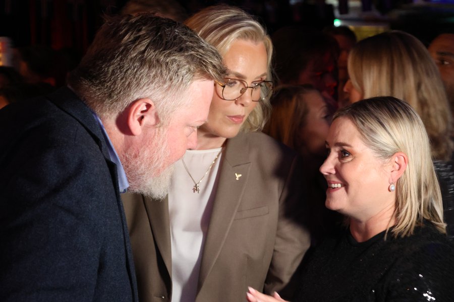 Mikil gleði og skálar á lofti hjá Nei-fólkinu