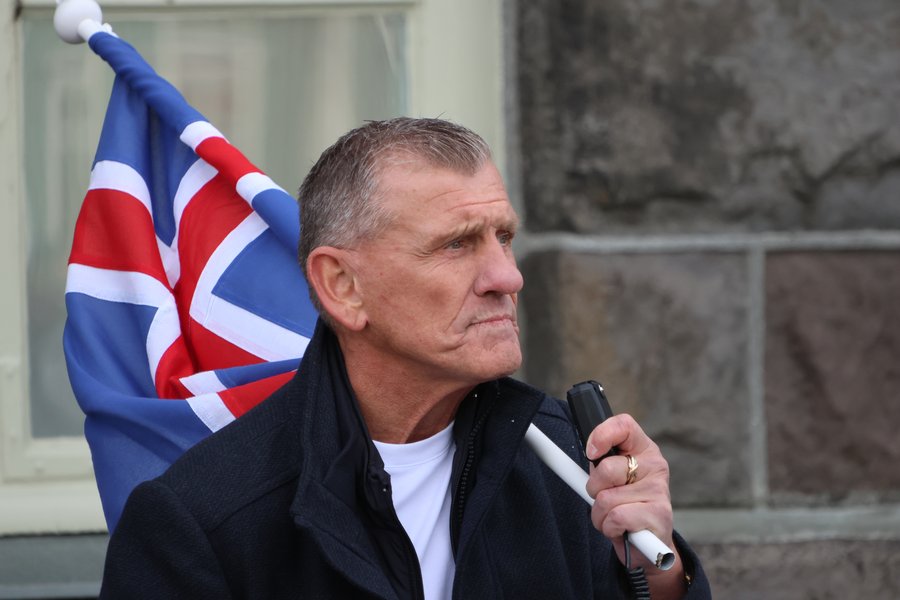 Íhugar að fara í mál við Sigfús