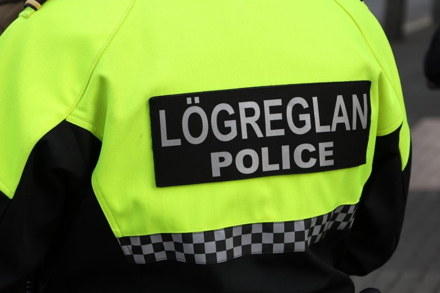 Límdu yfir hraðamyndavél lögreglu