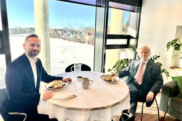 Einar bauð Davíð í hádegismat