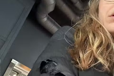 Móðir fauk niður brekku í ofsaveðri