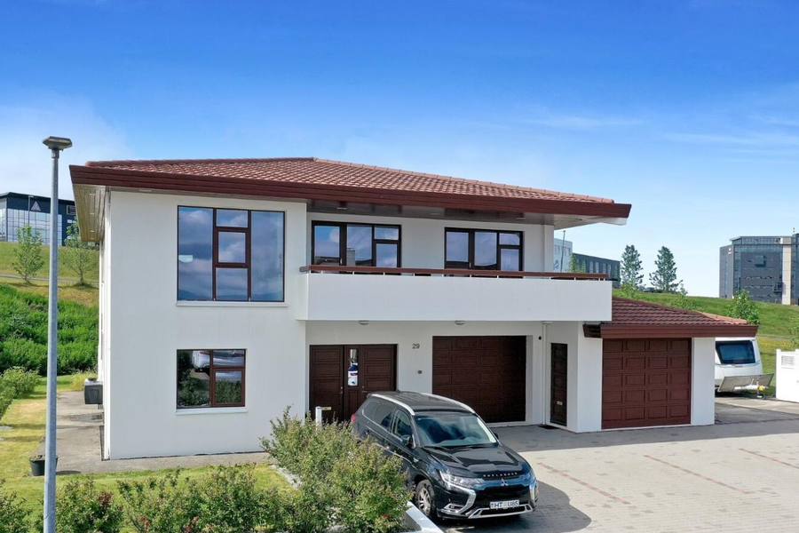 Selja einbýli með bílastæði fyrir 15 bíla við húsið