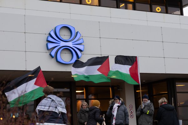 Fjöldi manns mótmælir fyrir utan RÚV