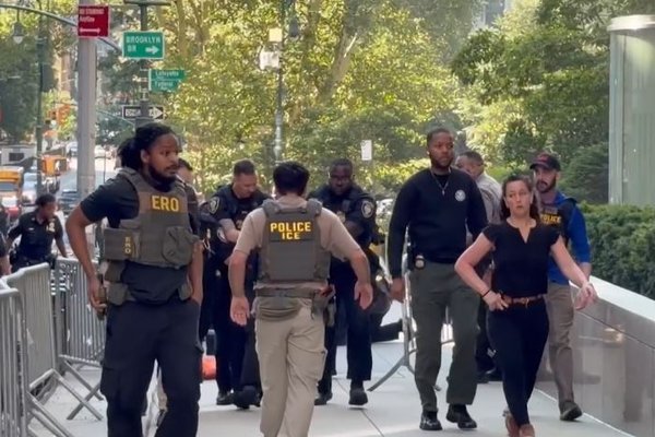 Sprenging skók alríkisbyggingu í New York