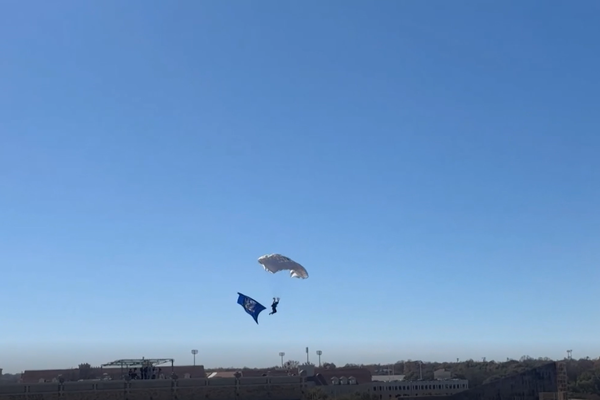 Fallhlífastökkvari heppinn að sleppa lifandi frá slysi