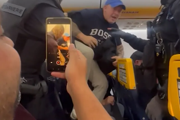 Flugvél á leið til Spánar nauðlenti vegna flugdólga