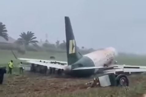 Flugvél rann út af flugbraut í úrhellisrigningu