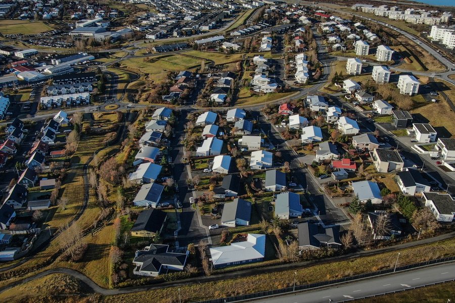 Bílstjóri fluttur á spítala eftir að hafa ekið á tré