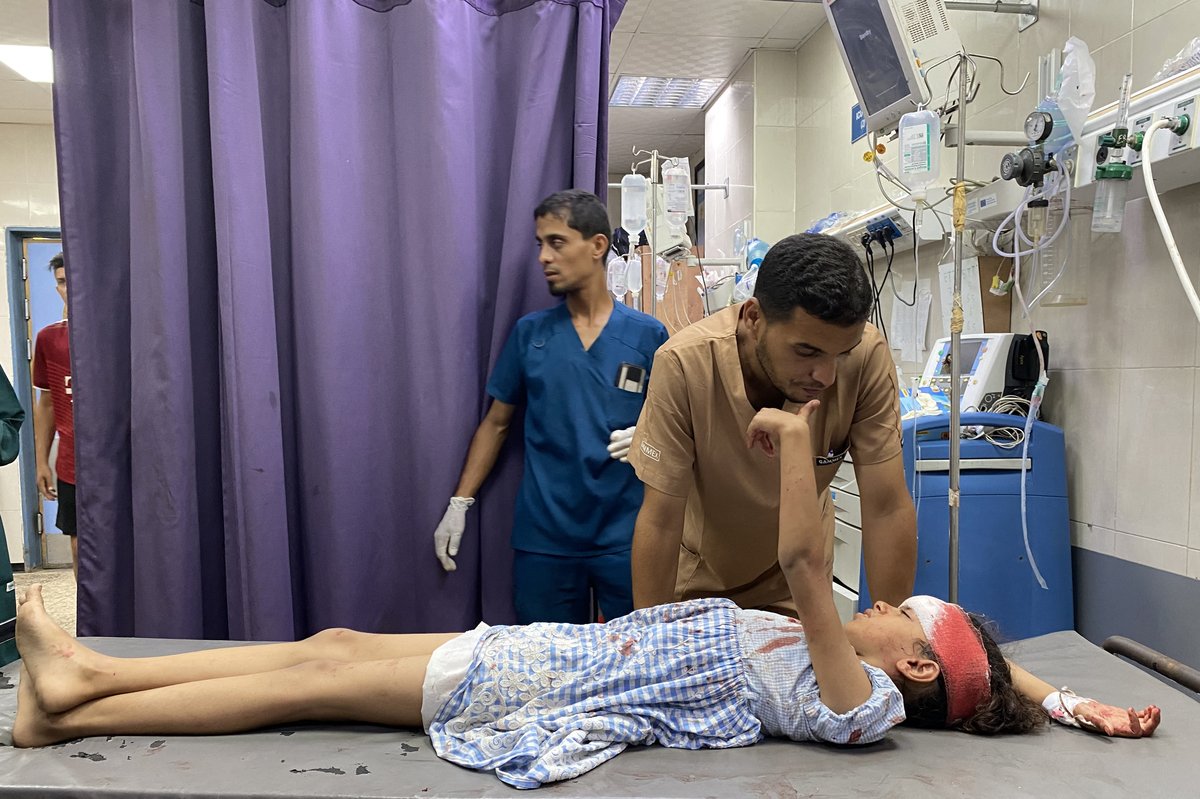 A girl gestures as she receives treatment for her wounds, sustained in an Israeli strike on a camp housing displaced Palestinians, at Khan Yunis' Nasser hospital in the southern Gaza Strip on July 2, 2025. Israel's military said July 1, that it had expanded its operations in Gaza, where residents reported fierce gunfire and shelling days before a planned trip to Washington by Prime Minister Benjamin Netanyahu.
Stúlka gefur merki með hendi á meðan hún fær meðferð vegna meiðsla sem hún hlaut í árás Ísraela á búðir þar sem stríðsflóttafólk hafði leitað skjóls, á Nasser-sjúkrahúsinu í Khan Yunis í suðurhluta Gasa þann 2. júlí 2025.
Ísraelski herinn sagði þann 1. júlí að hann hefði aukið aðgerðir sínar í Gasa, þar sem íbúar greindu frá hörðum skotárásum og sprengjuregni nokkrum dögum fyrir áætlaða ferð forsætisráðherrans Benjamins Netanyahu til Washington.