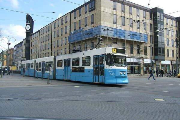Sjálfkeyrandi strætó var slysavaldur í Svíþjóð á fyrsta degi