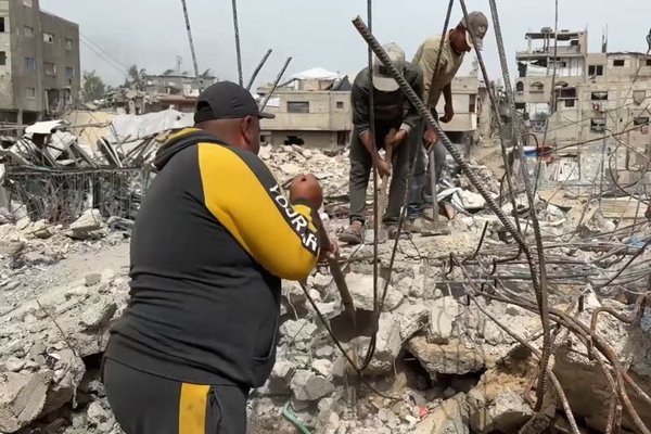 Palestínumenn neyðast til að grafa eftir líkum ættingja með berum höndum