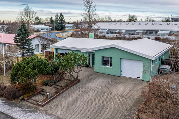 Sígilt úthverfaeinbýli á sölulista