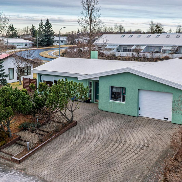 Sígilt úthverfaeinbýli á sölulista