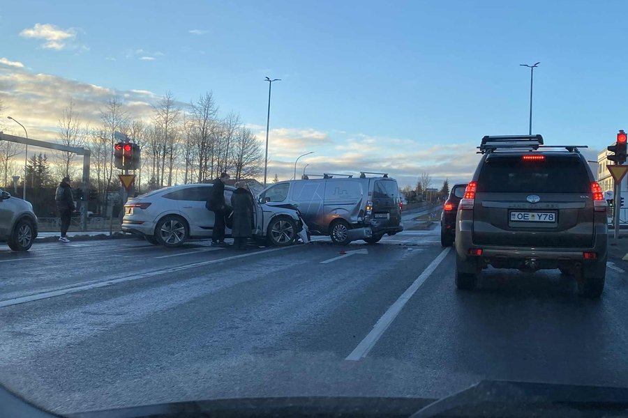 Harður árekstur á Grensásvegi