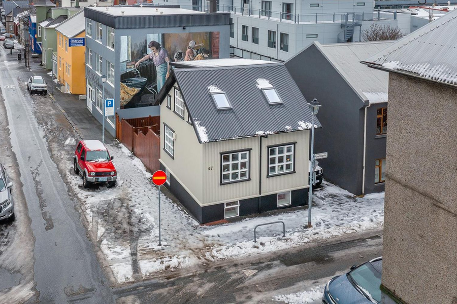 Selja miðbæjargimstein með sér bílastæði