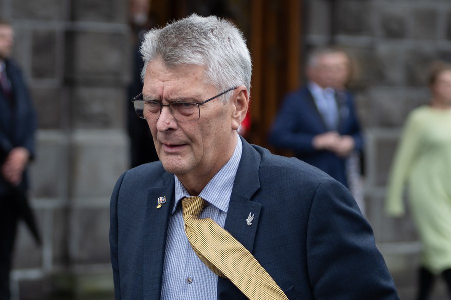 Umdeildur skólastjóri fær sparkið