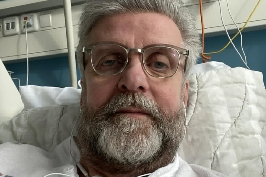 Gunnar Smári hugar að krossfestingu