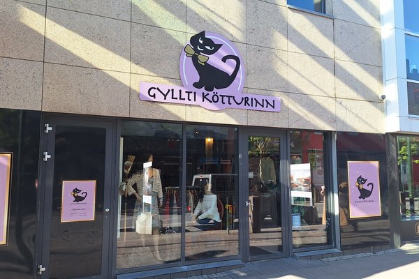 Saka eiganda Gyllta kattarins um „væl“