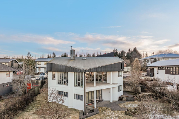 Selja einstaklega áhugavert hús í Garðabæ