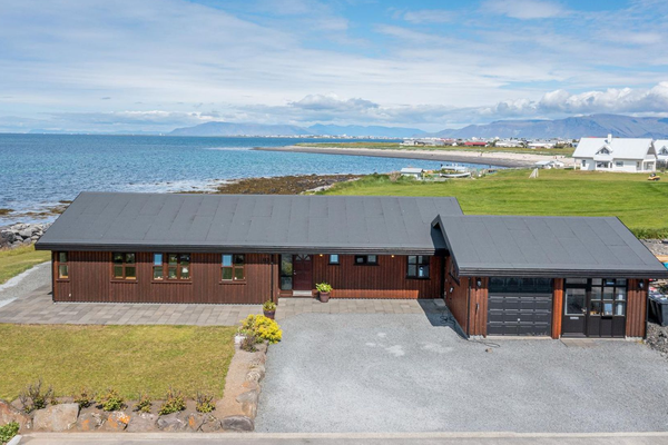 Algjörlega einstakt hús við sjávarsíðuna til sölu