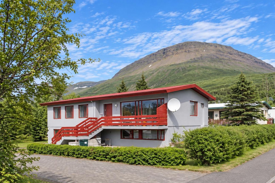 Notalegt fjölskylduhús með ána við garðinn til sölu