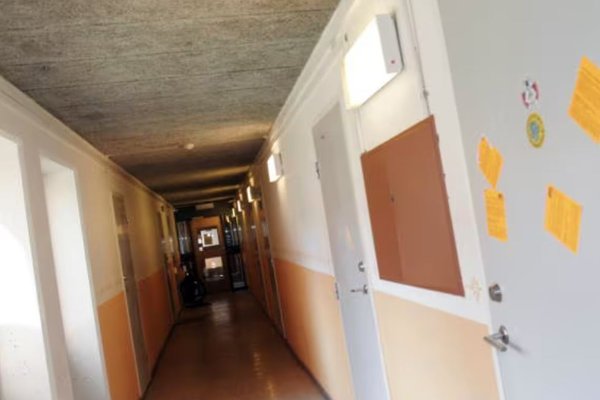 Brotist inn á heimavist í Stokkhólmi og matur eitraður